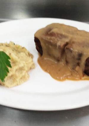 Una foto de Cordero frito en salsa demi glasé