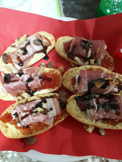 Una foto de Canapé de jamón y paté de champán reducido al pedro Ximénez