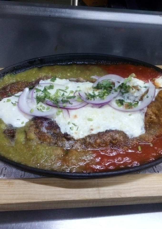 Una foto de Milanesa de res gratinada con queso panela