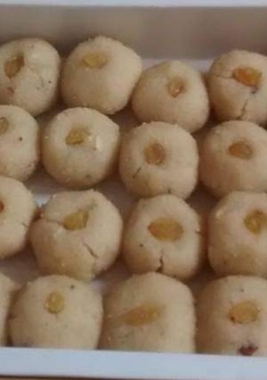 રવા મેંદા ના લાડુ(Rava menda laddu recipe in Gujarati) રેસીપી મુખ્ય ફોટો