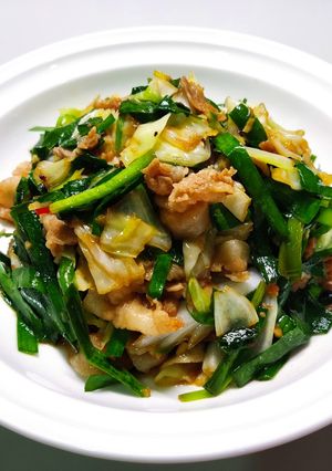 韭菜炒豬肉 にら豚 的食譜成品照片