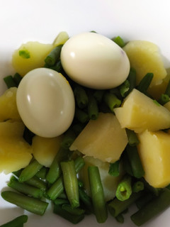 Una foto de Judías verdes con patatas huevo y atún