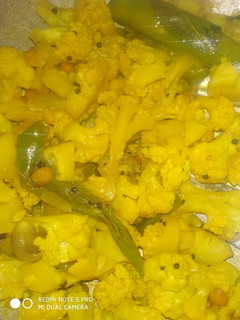 காலிபிளவர் பொரியல் (Cauliflwer poriyal recipe in tamil) செய்முறை முக்கிய புகைப்படம்