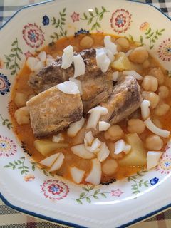 Una foto de Garbanzos guisados con pescado azul