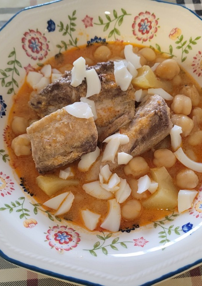 Una foto de Garbanzos guisados con pescado azul