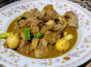 รูปของ อบพวงไข่ เครื่องในไก่ใบยี่หร่า