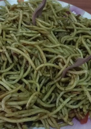 हरियाली चाऊमीन (Hiryali chowmein recipe in hindi) रेसिपी मुख्य फोटो