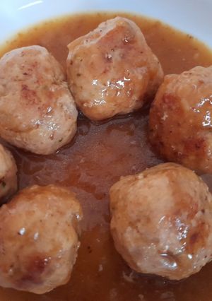 Una foto de Albóndigas de pollo y pavo en salsa