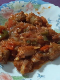 Una foto de Salchichas y butifarras con tomate y verduras