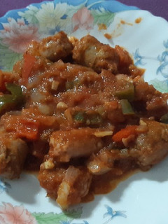 Una foto de Salchichas y butifarras con tomate y verduras