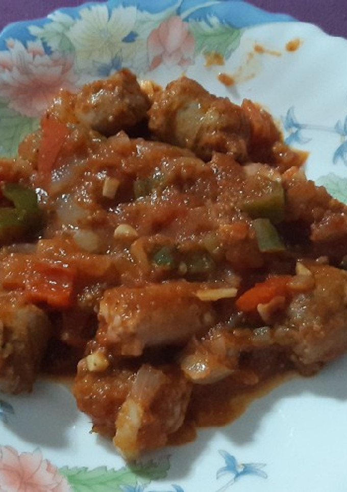Una foto de Salchichas y butifarras con tomate y verduras
