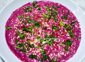Une photo de Tzatziki de betterave rouge