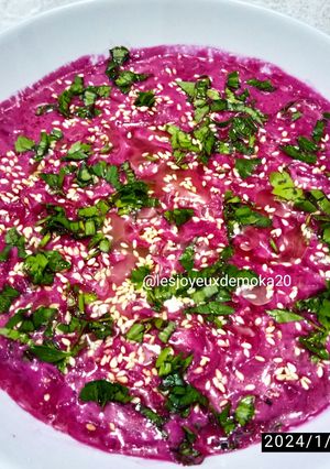 Une photo de Tzatziki de betterave rouge