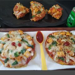 A picture of Paneer Naan Pizza.