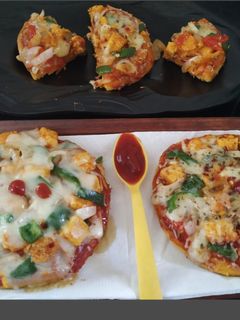 A picture of Paneer Naan Pizza.
