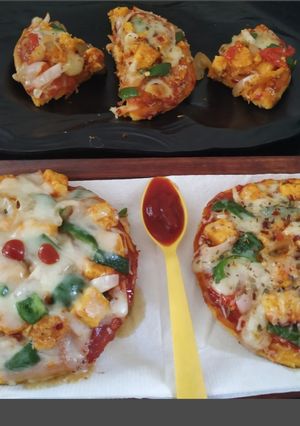 A picture of Paneer Naan Pizza.