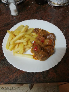 Una foto de Albóndigas Pucheriles con papas fritas (garbanzos, verdura y carne)