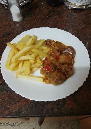 Una foto de Albóndigas Pucheriles con papas fritas (garbanzos, verdura y carne)