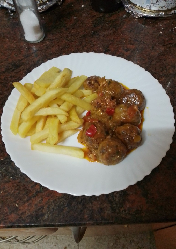 Una foto de Albóndigas Pucheriles con papas fritas (garbanzos, verdura y carne)