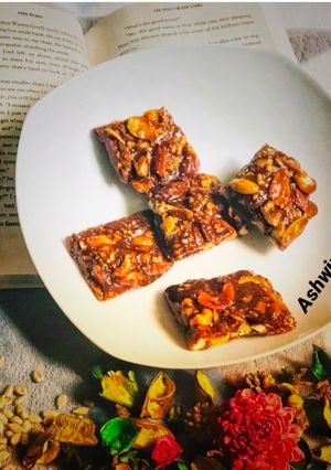 मिक्स ड्राई फ्रूट (बदाम,काजू,अक्रोड) बर्फी/चिक्की mix dryfruit chikki recipe in marathi) रेसिपी चे मुख्य फोटो 