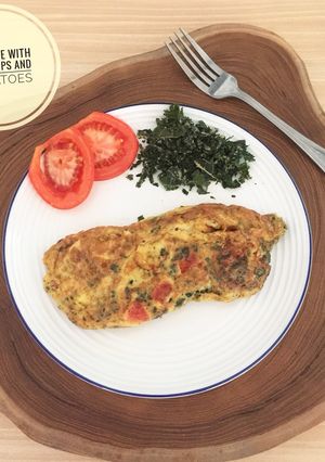Foto resep Omelette with kale chips and tomato