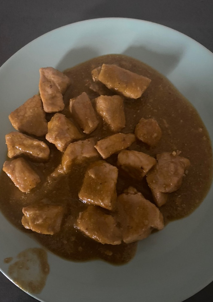 Una foto de Lomo en trozos con salsa de verduras