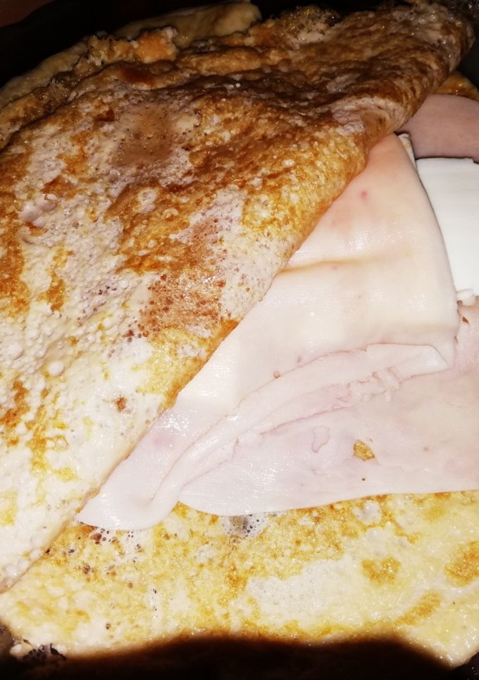 Una foto de Tortilla francesa en versión crepe con pavo y queso fresco