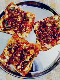 ब्रेड पिज़्ज़ा (bread pizza recipe in Hindi) रेसिपी मुख्य फोटो