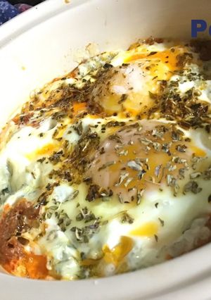 Una foto de Huevos al horno con queso azul y sobrasada murciana