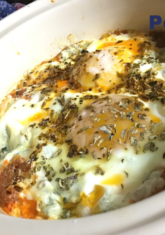 Una foto de Huevos al horno con queso azul y sobrasada murciana