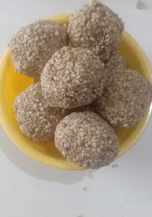 मकर सक्रांति गुड़ के लड्डू रेसिपी मुख्य फोटो