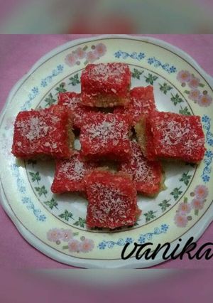 A picture of Two colour coconut barfi.