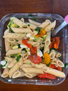 Una foto de Ensalada de pasta integral saludable