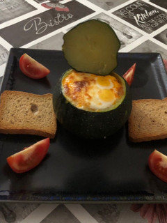 Una foto de Bomba de calabacín relleno de verduras y pollo