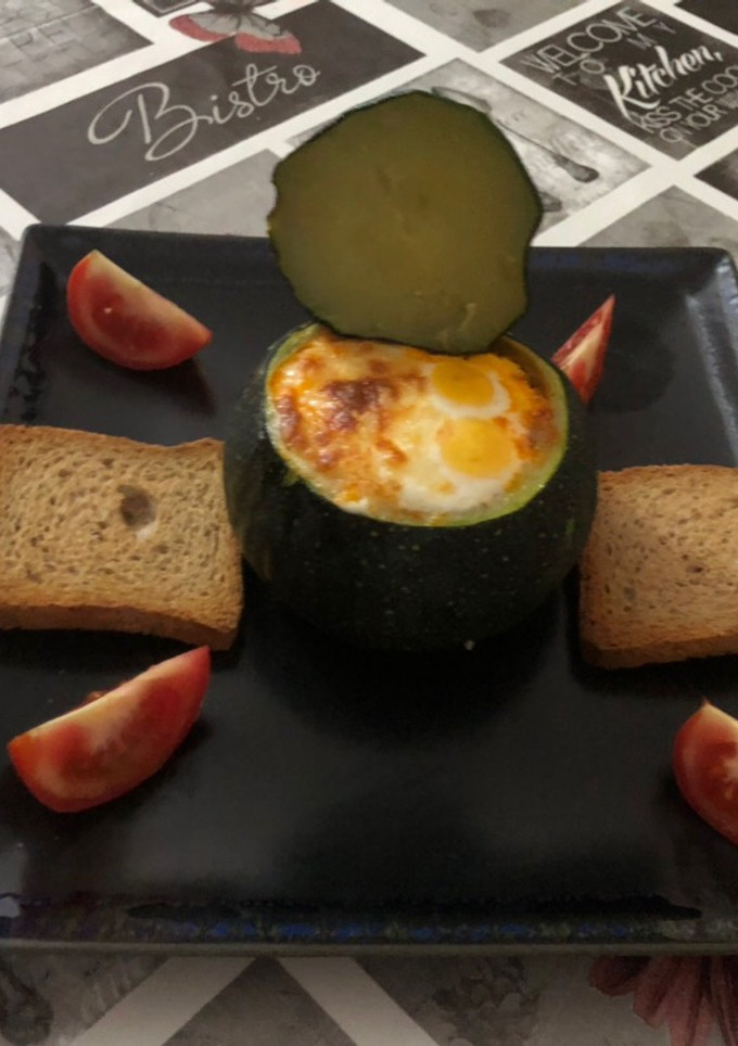 Una foto de Bomba de calabacín relleno de verduras y pollo