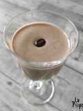 Smoothie banane, beurre de cacahuète et café