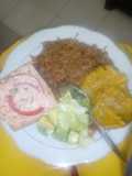 Arroz de coco con salmón al horno ensalada de aguacate y lechuga