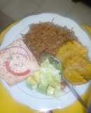 Arroz de coco con salmón al horno ensalada de aguacate y lechuga