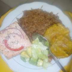 Una foto de Arroz de coco con salmón al horno ensalada de aguacate y lechuga