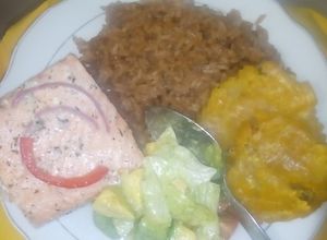 Una foto de Arroz de coco con salmón al horno ensalada de aguacate y lechuga