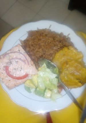 Una foto de Arroz de coco con salmón al horno ensalada de aguacate y lechuga