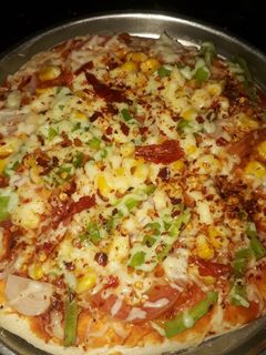 वेज पिज़्ज़ा (veg pizza recipe in Hindi) रेसिपी मुख्य फोटो