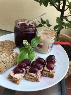 Una foto de Canapés de foie de pato con cerezas dulces