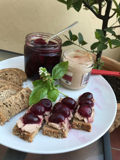Una foto de Canapés de foie de pato con cerezas dulces