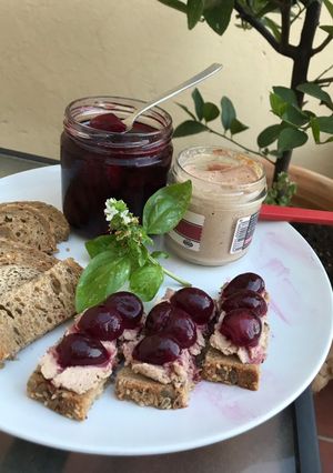 Una foto de Canapés de foie de pato con cerezas dulces
