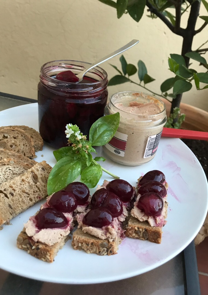 Una foto de Canapés de foie de pato con cerezas dulces