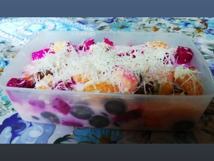 Langkah Gampang Membikin Resep Salad Buah Segar (yogurt, susu, mayo, keju) yang Uenak Anti Ribet, Mantap