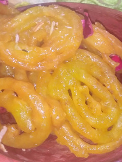 कुरकुरी और रस भरी जलेबी (Kurkuri aur rasbhari jalebi recipe in hindi) रेसिपी मुख्य फोटो