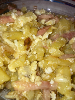 Una foto de Revuelto de patatas con bacon y queso