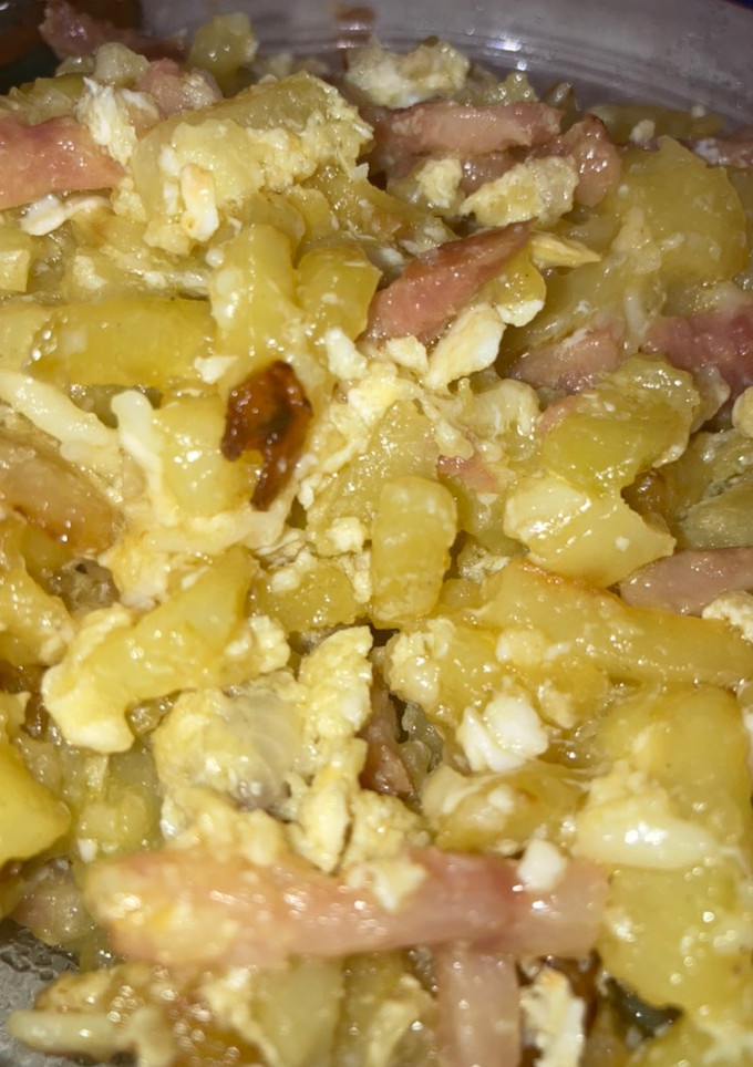 Una foto de Revuelto de patatas con bacon y queso